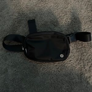 lululemon belt bag (black)